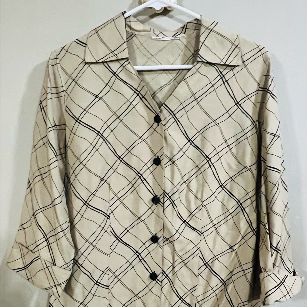 Dressbarn Womens Tan Striped Roll Tab 3/4 Sleeves Button Shirt SMALL Vneck